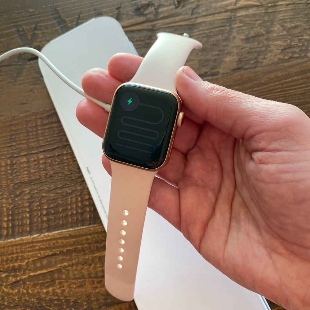 Apple Watch SE (GPS + Cellular) 40mm Gold Aluminum Case & Pink Sand Sport Band